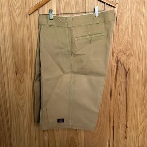 COPY - Khaki Loose fit Dickies 13” Shorts (36)